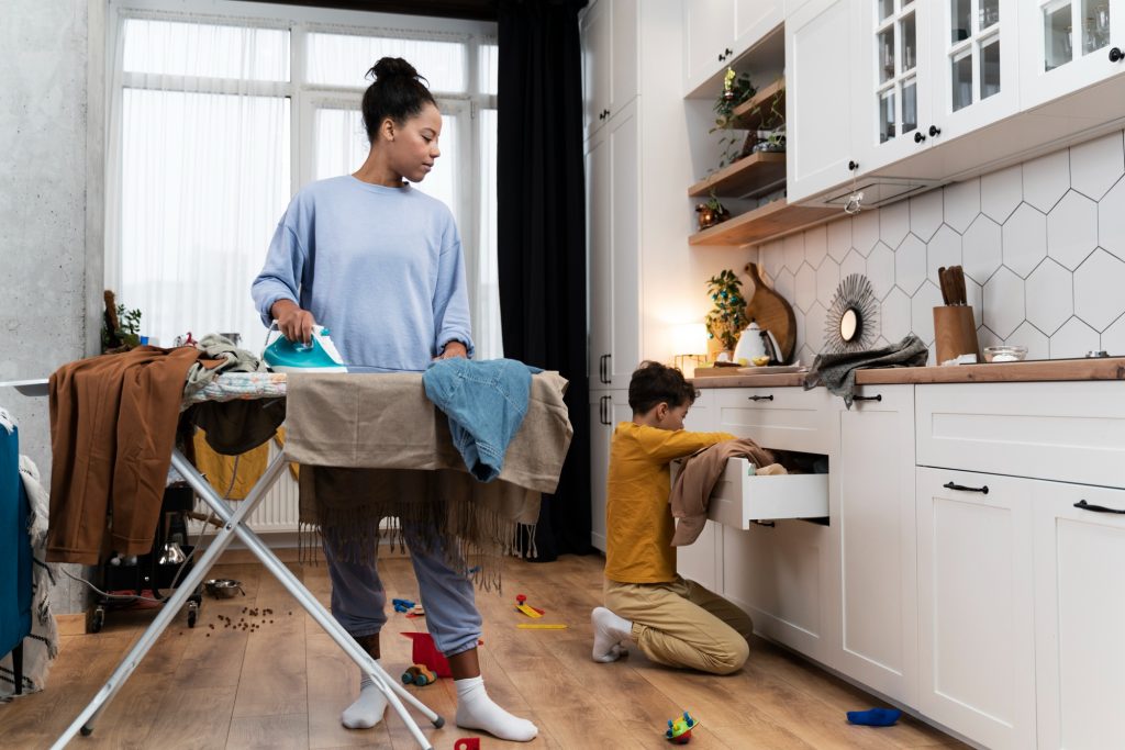 Hausarbeit, Haushalt, Putzen, Kochen, Wäsche machen, Bügeln